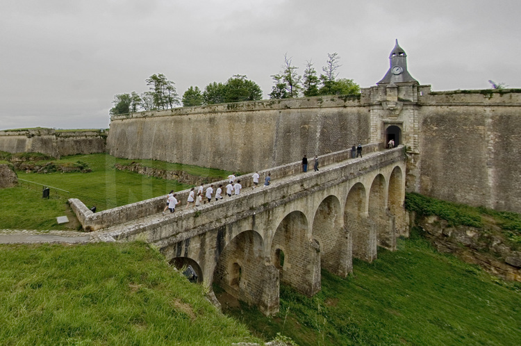 L'enceinte urbaine de Blaye, les forts Pâté–Cussac et Fort Médoc (Gironde): 
Un triptyque verrouillant un estuaire.
Accès à la citadelle depuis l’est, avec tour de garde sur demi-lune et pont-levis.