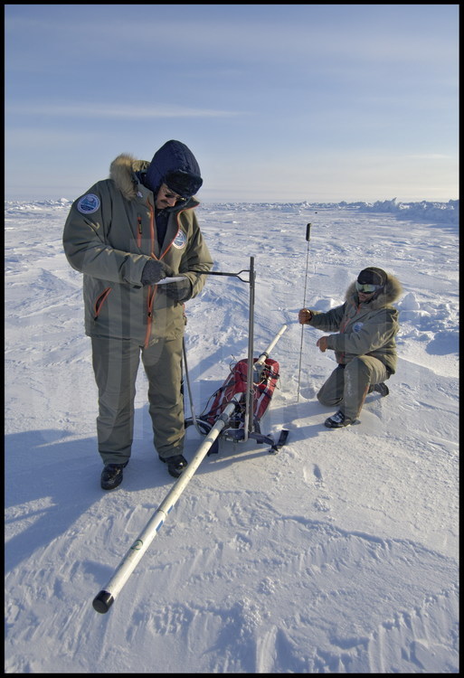 Afin de confirmer les données recueillies par le trio EM-Bird-Topographie terrestre-ROV, Christian Haas et Samuel Audrain effectue quelques mesures d'épaisseur de neige et de glace sur la zone délimitée par les scientifiques.