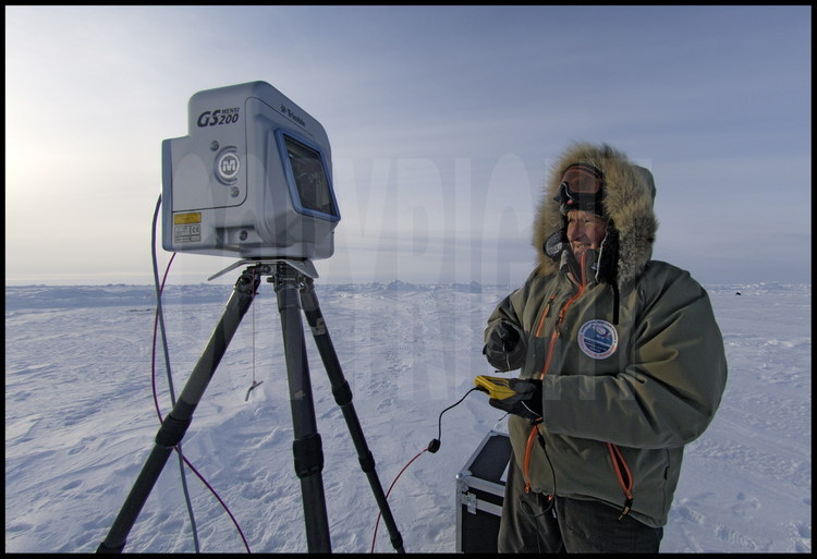 Yves Egels, ingénieur de L'institut Géographique National, effectuent les mesures de topographie terrestre (à cause du mouvement perpétuel de la banquise, le GPS  ne fonctionne pas ici) sur la zone délimitées par les scientifiques. Indispensables, celles-ci seront comparées avec celles effectuées par le ROV sous la glace.