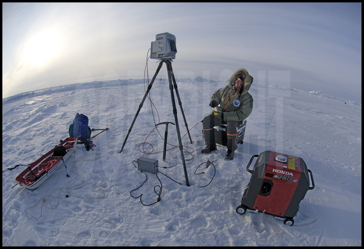 Yves Egels, ingénieur de L'institut Géographique National, effectuent les mesures de topographie terrestre (à cause du mouvement perpétuel de la banquise, le GPS  ne fonctionne pas ici) sur la zone délimitées par les scientifiques. Indispensables, celles-ci seront comparées avec celles effectuées par le ROV sous la glace.