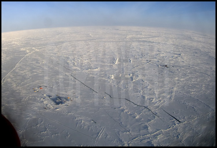 Située à quelques dixièmes de degrés du Pôle Nord (à cause de la dérive trans-polaire, il est impossible de 
