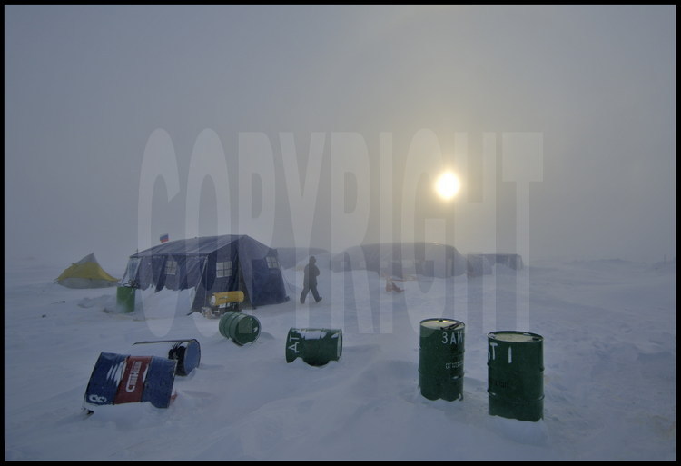 Soleil de minuit sur la base polaire russe de Barnéo.