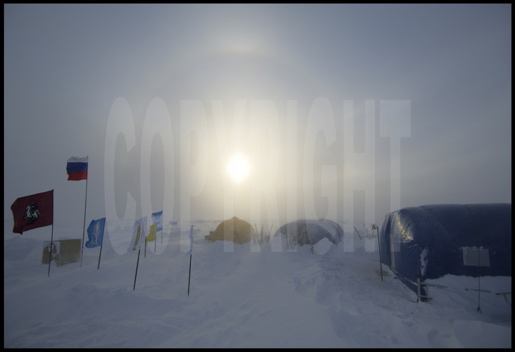 Soleil de minuit et parahélie sur la base polaire russe de Barnéo.