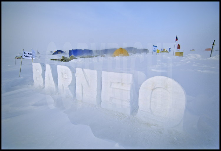 Des lettres sculptées dans la glace à proximité de la piste d'atterrissage de la base polaire russe de Barnéo.
