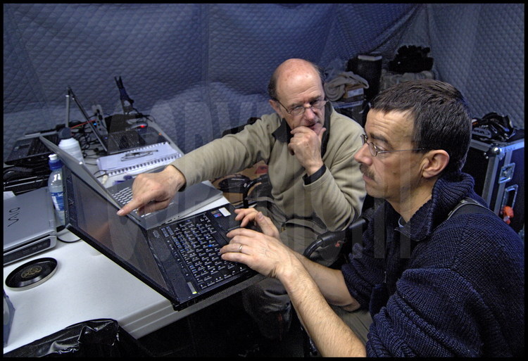 Sous la tente scientifique, Christian Haas montre à Jean Louis Etienne ses premières interprétations des données recueillies par l'EMBird en survol au dessus de la banquise.