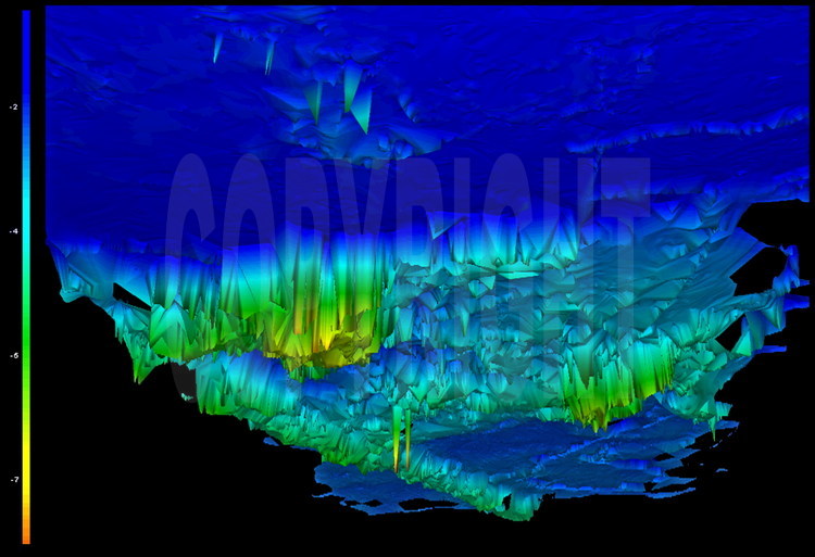 Carte sous marine en relief de la zone de banquise délimitée par les scientifiques, établie avec les données topographiques recueillies par le ROV sous la banquise. L'épaisseur de glace enregistrée sur cette carte est ensuite comparée aux données recueillies par l'EMBird en survol au dessus de la banquise. A gauche, une échelle de couleur permet de visualiser l'épaisseur de glace.