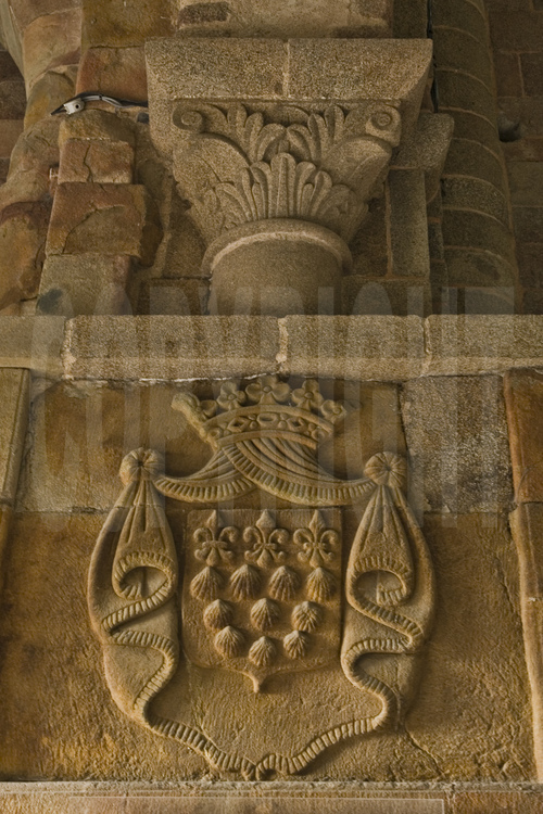 Sur un pilier de l'église abbatiale, les armoiries de l'abbaye du Mont Saint Michel.