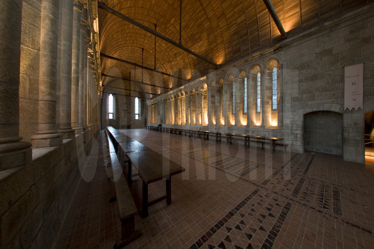 Situé au premier niveau de la Merveille, le réfectoire des moines. Les étroites fenêtres, invisibles depuis l'entrée, font entrer la lumière sans affaiblir les murs.