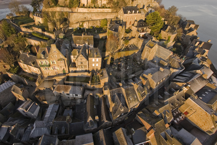 Le village du Mont St Michel vu du Sud. Vue aérienne réalisée depuis un ballon captif.