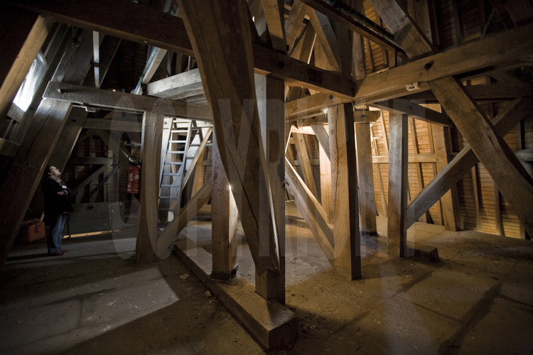 Après quatre volées d'échelles de bois, on accède à la charpente intérieure du clocher, de style roman.