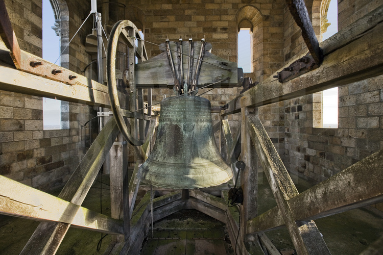 A l'intérieur du clocher, de style roman, la cloche du Mont.