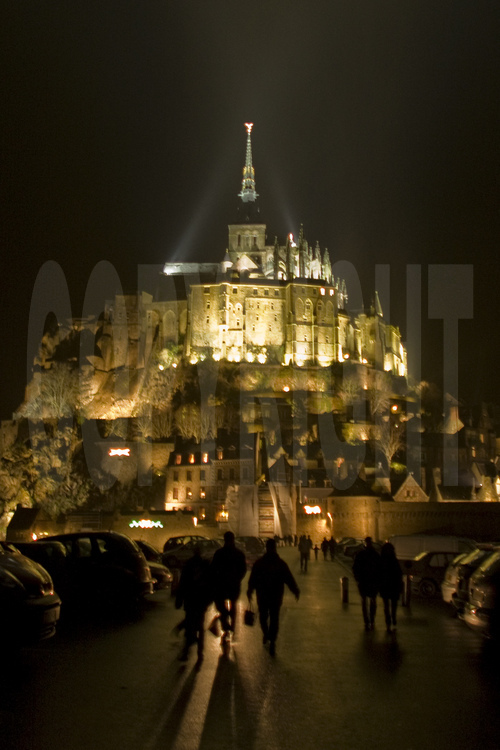 Vue nocturne de la face sud du Mont St Michel depuis la digue.