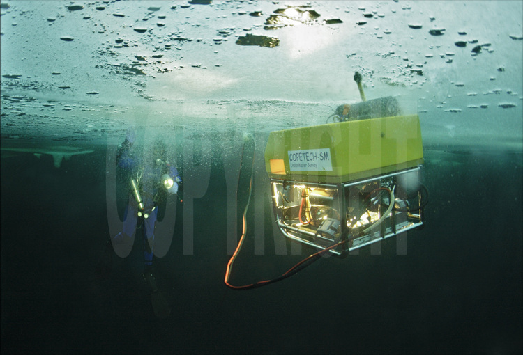 Les plongeurs professionnels (ici Samuel Audrain) escortent le ROV (Remote Operating Vehicle) lors de sa première immersion, qui a pour but de mesurer le relief sous-marin de la zone de banquise délimitée par les scientifiques. De nombreuses autres immersions du ROV suivront mais cette fois-ci sans plongeurs, dont les bulles d’air provoquent des perturbations dans les mesures.