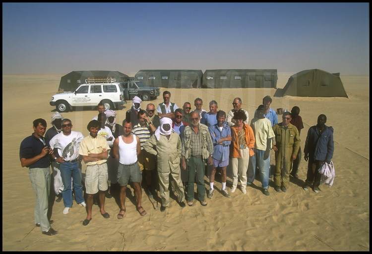 Emplacement du camp des chercheurs, avec l'équipe au complet (sauf le photographe), situé dans le désert du Djourab, au beau milieu du Sahara. Les paléontologues - en provenance des Etats Unis, du Royaume Uni, d'Afrique du Sud, du Tchad et de la France- sont restés en autonomie totale pour toute la durée de leur mission (trois ou six semaines).