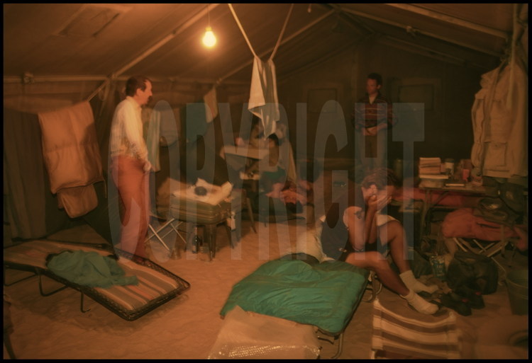 A l'intérieur des tentes du campement, les lieux ou se reposent les chercheurs après une journée de recherches de fossiles entre les dunes du désert du Djourab.