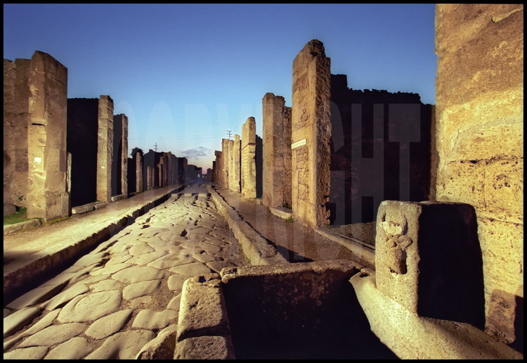 Parfaitement adaptée aux activités de la cité, les rues de Pompéi étaient dotées d'un trottoir et d'une chaussée pavée. Des blocs plus haut servaient de passages pour les piétons et on trouvait des fontaines environ tous les cents mètres.