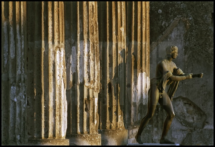 Pompéi, temple d'Apollon. Cette statue en bronze d'Apollon tirant à l'arc répondait à celle de Diane, située à l'opposé, dont seul le buste est parvenu jusqu'à nous.