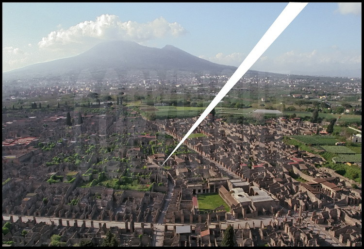Vue aérienne de la partie centrale de Pompéi avec pointage du Lupanar du Viccolo Storto. Au premier plan à droite, le carrefour des deux artères principales de la ville antique, la Via del Vesuvio et la via dell Abondanza, où se trouve également les thermes de Stabies. En arrière plan, le Vésuve.