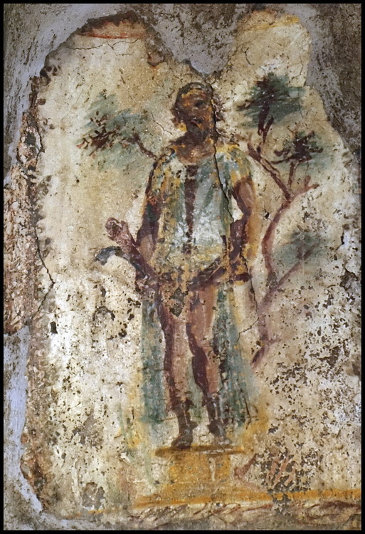 Sur cette fresque, située sur le mur nord de l'entrée (vestibule) du Lupanar du Viccolo Storto, un Priape (dieu de la fertilité et de la prospérité) apporte sa bénédiction à ses employées et à ses clients. Pour accroître sa puissance, le peintre l’a doté de deux phallus.