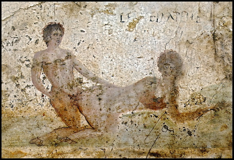 « Pousse doucement ! » dit la femme à son partenaire, dans cette représentation de la « levrette » trouvée dans l’arrière-salle -probablement réservée à cet usage- d’une taverne à proximité du Forum.