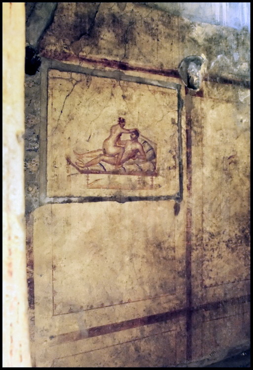 Peinture érotique sur l’un des murs de la « chambre du cuisinier » de la maison des Vetii, l'une des plus riches de la cité. Jusque dans les années soixante-dix, cette salle comportait une porte en acier et l’accès était interdit aux femmes.