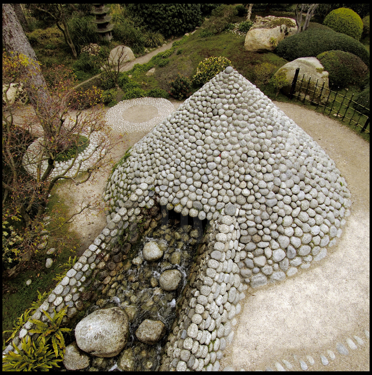 Dans le nouveau jardin japonais, pyramide circulaire symbolisant la 