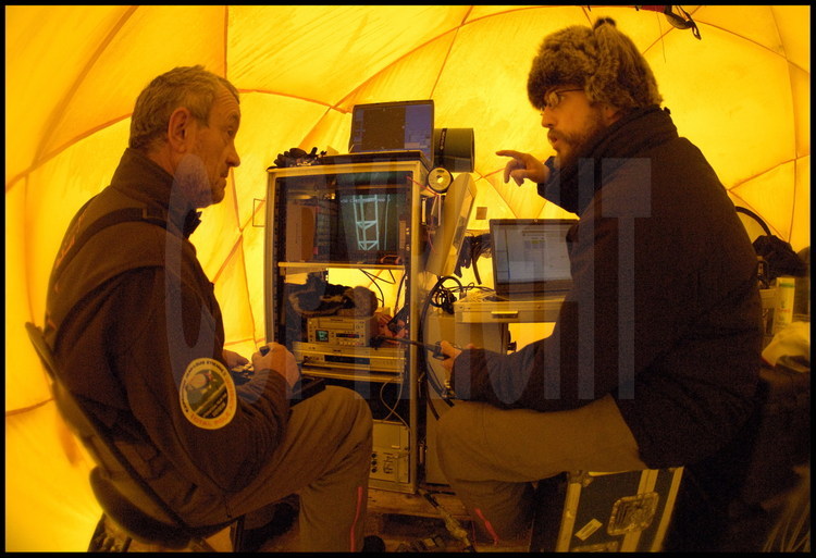 Sous la tente de terrain, à quelques pas du trou creusé sous la banquise, le créateur du ROV  (Remote Operating Vehicle) Denis BOURGAL (à gauche) et l'ingénieur Jérôme Boutain (à droite)  recueillent et analysent les premières données envoyées par le ROV.