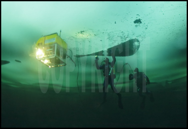 Les plongeurs Samuel Audrain et Guislain Bardout  escortent le ROV  (Remote Operating Vehicle) lors de sa première mission de mesures du relief sous-marin de la banquise. Pour éviter les perturbations dues aux bulles d'air des plongeurs, le robot effectuera seul l'intégralité des missions suivantes.