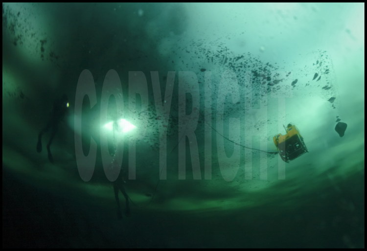 Les plongeurs Samuel Audrain et Guislain Bardout  escortent le ROV  (Remote Operating Vehicle) lors de sa première mission de mesures du relief sous-marin de la banquise. Pour éviter les perturbations dues aux bulles d'air des plongeurs, le robot effectuera seul l'intégralité des missions suivantes.