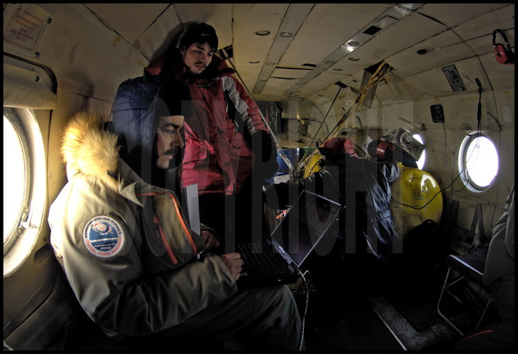 Dans la cabine de l'hélicoptère russe MI-8, l'ingénieur Christian Haas enregistre les données captées par l'EM-Bird pandant les vols d'étalonnage.