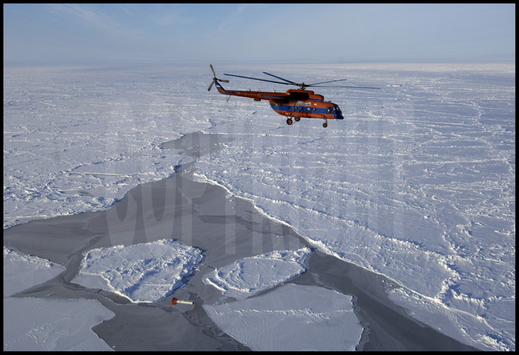 Suspendu 30 mètres au dessus du sol, l'EM-Bird mesure l'épaisseur de la banquise de la région du Pôle Nord pendant les vols d'étalonnage.