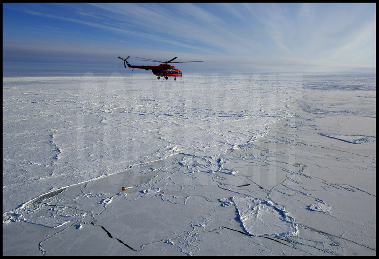 Suspendu 30 mètres au dessus du sol, l'EM-Bird mesure l'épaisseur de la banquise de la région du Pôle Nord pendant les vols d'étalonnage.