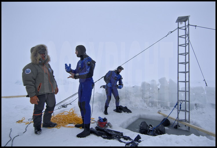 Préparation des équipement et briefing avec Jean Louis Etienne avant la plongée sous glace.