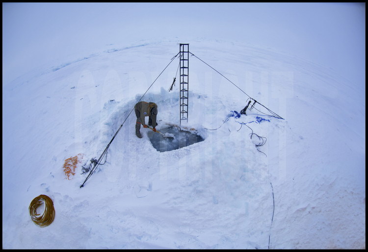 Une fois le trou terminé et le pylône fixé, les plongeurs vont devoir aller fixer le capteur sur le pylône, à 8 mètres de profondeur.