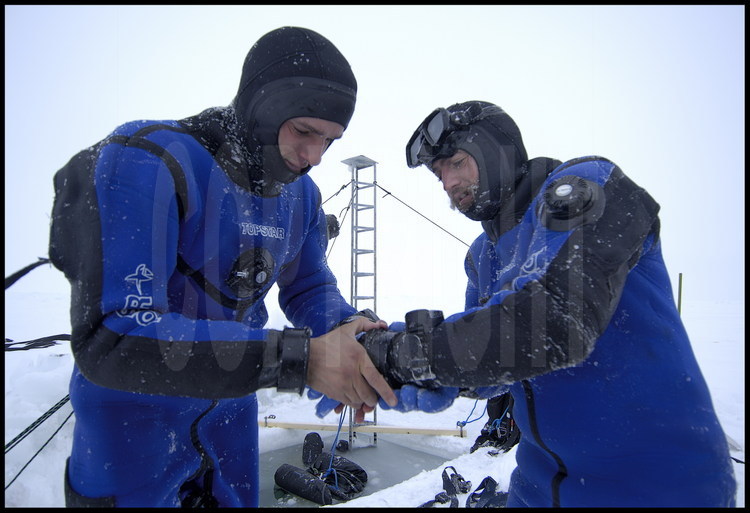 Guislain Bardout et Jérôme Boutin préparent leurs équipements avant de plonger sous la banquise.