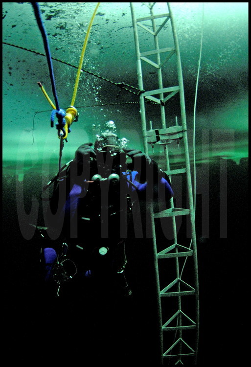 Première plongée sous la glace. Il s'agit d'installer le capteur au bout du pylône, lien indispensable au ROV pour réaliser la topographie sous marine de la zone délimitée par les scientifiques.