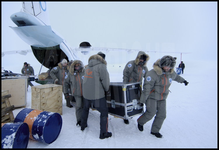 Trois tonnes d'équipement nécessaires à la bonne marche de cette pré-expédition sortent du ventre de l'Antonov 74.