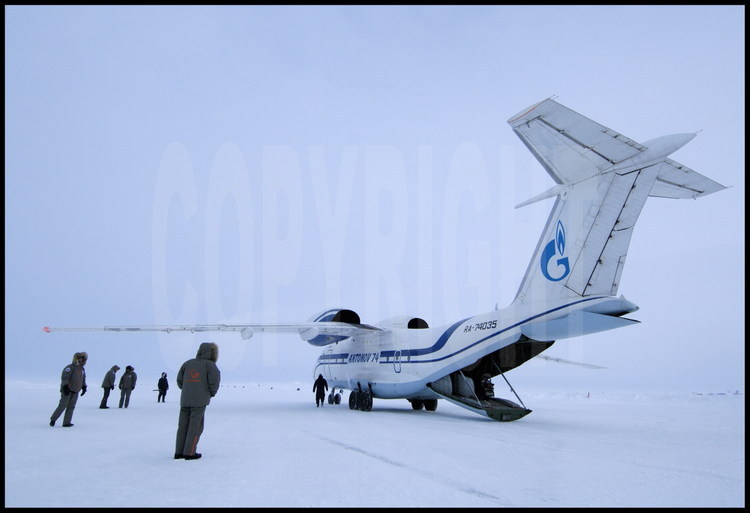 L'Antonov 74 vient d'atterrir sur la base polaire russe de Barneo, située à quelques dixièmes de degrés au sud du Pôle Nord.