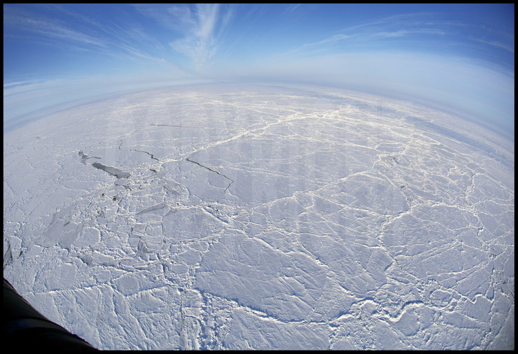 Depuis l'Antonov 74 qui emmène l'équipe de Pole AirShip vers la base polaire russe de Barnéo, vue aérienne de la banquise dans la région du Pôle Nord.