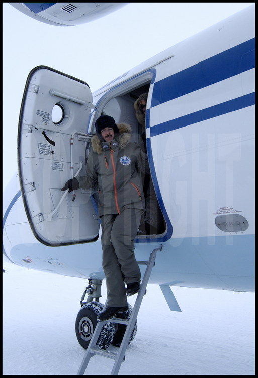 L'ingénieur Christian Haas (créateur de l'EM-Bird)atterrit sur la base polaire russe de Barneo.