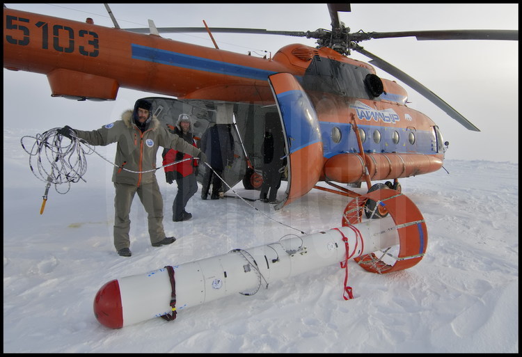 Avant le premier vol d'étalonnage, Christian Haas installe les câbles qui vont permettre de suspendre l'EM-Bird sous l'hélicoptère.