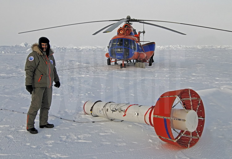 Christian Haas, l'EM-Bird et l'hélicoptère russe MI-8 avant le second vol d'étalonnage.