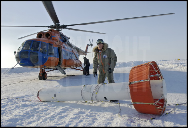 Jean Louis Etienne, L'EM-Bird et l'hélicoptère russe MI-8 avant le troisième vol d'étalonnage.