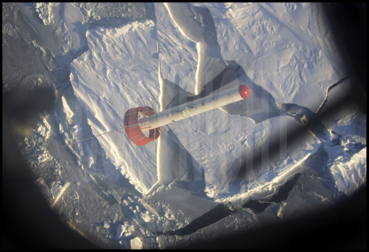 Vu depuis la trappe de l'hélicoptère russe MI-8, l'EM-Bird mesure l'épaisseur de la banquise de la région du Pôle Nord pendant les vols d'étalonnage.