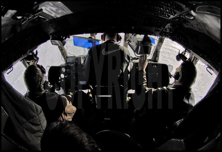 La cabine de pilotage de l'hélicoptère MI-8 pendant les vols d'étalonnage de l'EM-Bird.