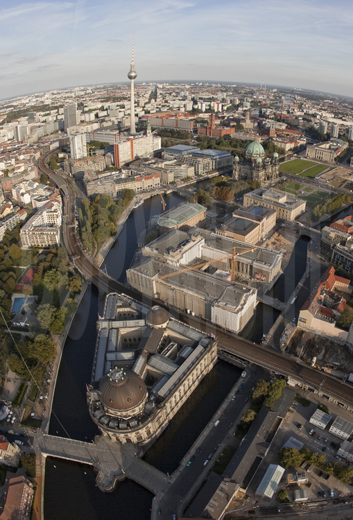 Ile des Musées. Ce site historique, auparavant à Berlin Est, va se transformer en un ensemble muséal de grande envergure, équivalent du Grand Louvre pour la ville de Paris.