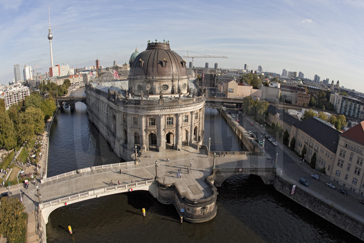 Ile des Musées. Ce site historique, auparavant à Berlin Est, va se transformer en un ensemble muséal de grande envergure, équivalent du Grand Louvre pour la ville de Paris.