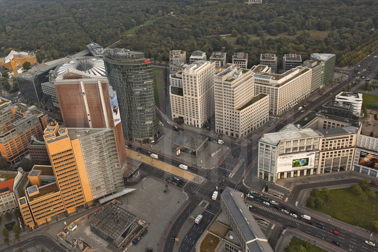 Leipziger (octagon shaped) and Potsdamer Platz. In the early twentieth century, the Potsdamer Platz and Leipziger were considered one of the main urban centers of Europe and illustrate the role of the Berlin metropolis. The construction of the wall, starting in 1961, transformed this epicenter in No Man's Land. The rubble of the bombings of 1945 and the remains of buildings affected were cleared and a wide border strip was set up. The desert city of Potsdamer Platz (made ​​famous by the Wim Wenders film 