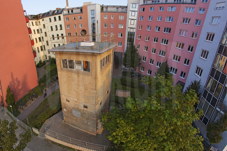 Mirador de Kieler Eck and Günter Litfin Memorial. Located by the canal at Spandau (Spandauer Schifffahrtskanal), the watchtower of the former Kieler Eck command post is now surrounded and overshadowed by buildings constructed in the 1990s. In good condition, he listed monument since 1995. This type of viewpoint illustrates the determination of technical sophistication of the border, over the years become a No Man's Land almost impassable. This vestige of the former border intra-city is a witness of the wall, but also illustrates the problem of conversion and redevelopment of the former border areas. Of the 302 watchtowers along the 155 kilometers of the border around West Berlin, only three have survived in the city: the command post Kieler Eck, one of Schlesischen Busch in Treptow-Köpenick and the viewpoint of the Erna-Berger-Straße, near Leipziger Platz. Command posts ensured the control of neighboring towers and No Man's Land around. They also received warning messages from the signal fences, deployed in 1967, and were also stationed groups of intervention units of border guards, deployed when trying to 