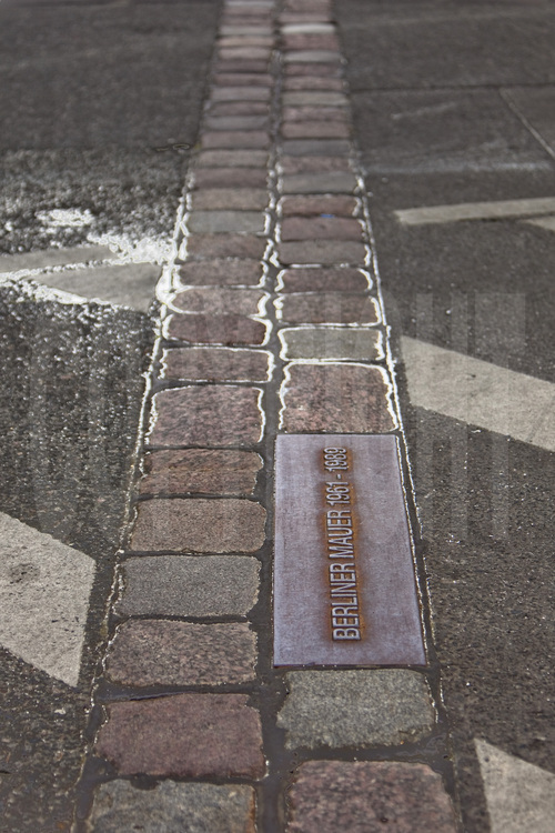 Leipziger (en forme d'octogone) et Potsdamer platz. Au début du XXème siècle, la Potsdamer et la Leipziger Platz étaient considérées comme l'un des principaux centres urbains d'Europe et illustraient le rôle de métropole de Berlin. La construction du mur, à partir de 1961, transforma cet épicentre en No Man's Land. Les décombres des bombardements de 1945 et les vestiges des monuments touchés furent déblayés et une large bande frontalière fut mise en place. Le désert urbain de Potsdamer Platz (rendu célèbre par le film de Wim Wenders 